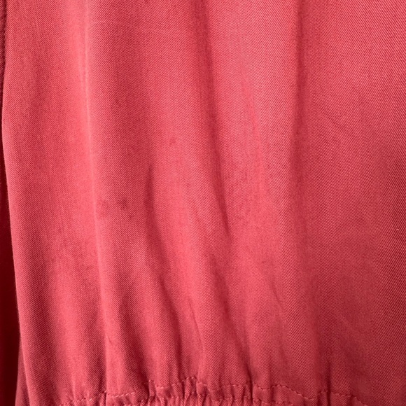 Entro Red Sleeveless Vest with Stand-Up Collar - Picture 5 of 6